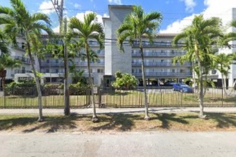 Condo in Miami, Florida, 1 bedroom  № 2088520 - photo 5