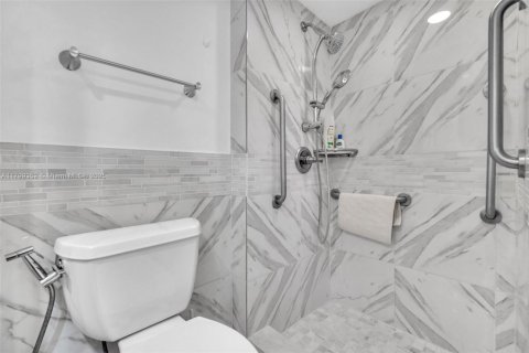 Condo in Miami, Florida, 3 bedrooms  № 1676370 - photo 13