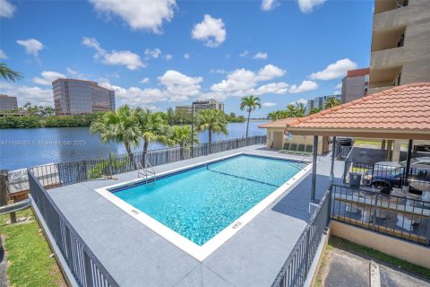 Condo in Miami, Florida, 3 bedrooms  № 1676370 - photo 24