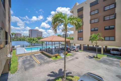 Condo in Miami, Florida, 3 bedrooms  № 1676370 - photo 16