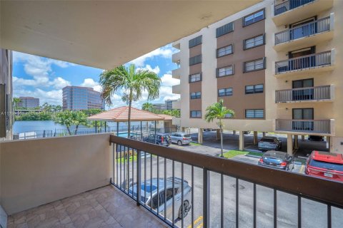 Condo in Miami, Florida, 3 bedrooms  № 1676370 - photo 15