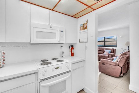 Condo in Miami, Florida, 3 bedrooms  № 1676370 - photo 28