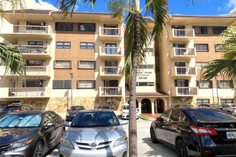 Condo in Miami, Florida, 3 bedrooms  № 1676370 - photo 1
