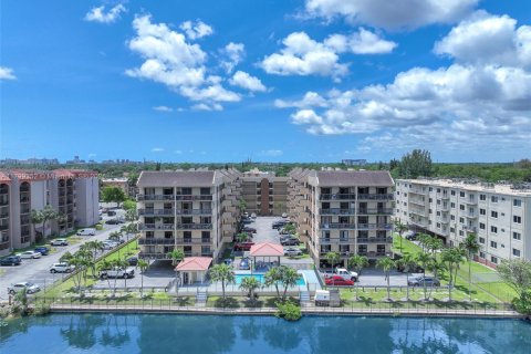 Condo in Miami, Florida, 3 bedrooms  № 1676370 - photo 2