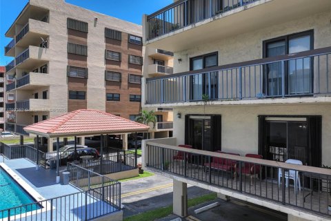 Condo in Miami, Florida, 3 bedrooms  № 1676370 - photo 4