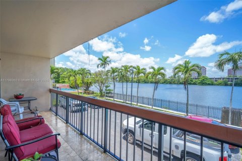 Condo in Miami, Florida, 3 bedrooms  № 1676370 - photo 23