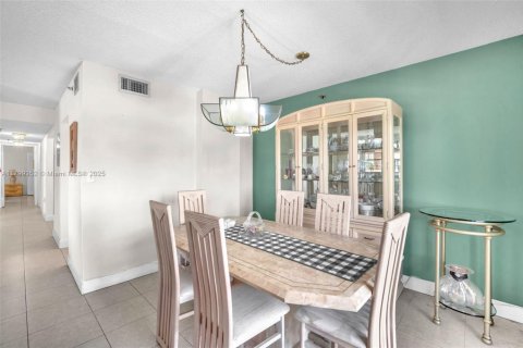 Condo in Miami, Florida, 3 bedrooms  № 1676370 - photo 25