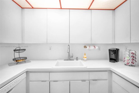 Condo in Miami, Florida, 3 bedrooms  № 1676370 - photo 29