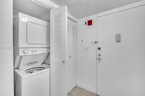 Condo in Miami, Florida, 3 bedrooms  № 1676370 - photo 17