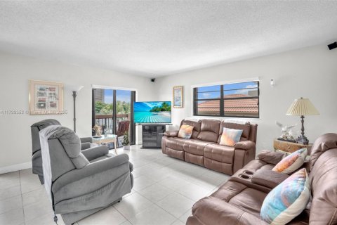 Condo in Miami, Florida, 3 bedrooms  № 1676370 - photo 18