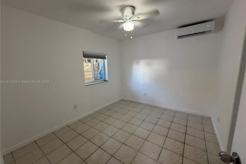 Commercial property in Miami, Florida 1 bedroom, 222.22 sq.m. № 1973456 - photo 4