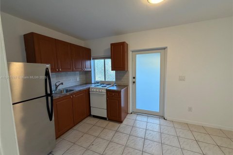Commercial property in Miami, Florida 1 bedroom, 222.22 sq.m. № 1973456 - photo 2
