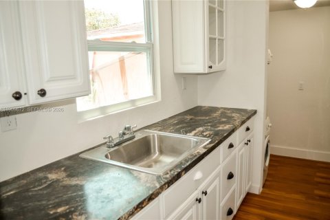 House in Lake Worth, Florida 3 bedrooms, 101.17 sq.m. № 2082161 - photo 28