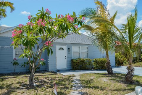 House in Lake Worth, Florida 3 bedrooms, 101.17 sq.m. № 2082161