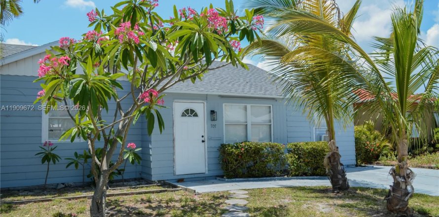 House in Lake Worth, Florida 3 bedrooms, 101.17 sq.m. № 2082161