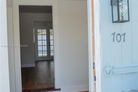 House in Lake Worth, Florida 3 bedrooms, 101.17 sq.m. № 2082161 - photo 2
