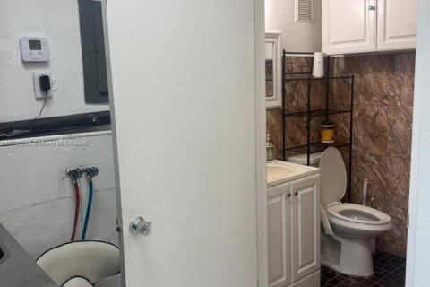 Propiedad comercial en venta en Miami, Florida № 1939777 - foto 1