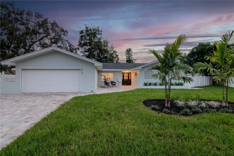 Casa en venta en Saint Petersburg, Florida, 3 dormitorios, 178.19 m2 № 1914779 - foto 1