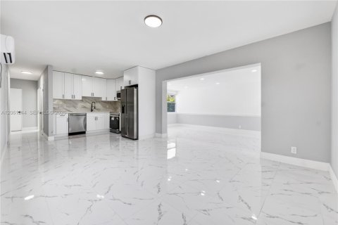 Casa en venta en Fort Lauderdale, Florida, 3 dormitorios № 2185578 - foto 13
