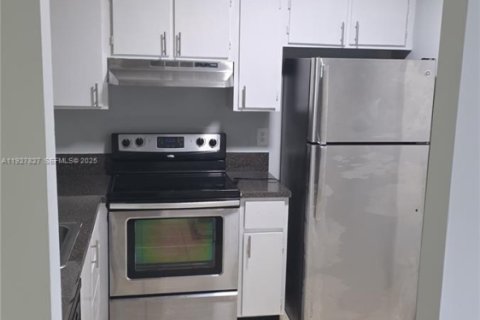 Снять в аренду кондоминиум в Маргит, Флорида 2 спальни, 2253.34м2, № 1988122 - фото 1