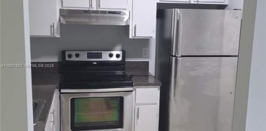 Кондоминиум с 2 спальнями в Маргит, Флорида № 1988122