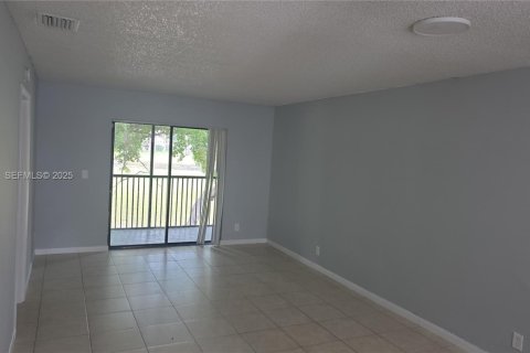 Снять в аренду кондоминиум в Маргит, Флорида 2 спальни, 2253.34м2, № 1988122 - фото 4