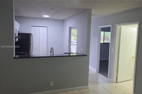 Снять в аренду кондоминиум в Маргит, Флорида 2 спальни, 2253.34м2, № 1988122 - фото 3