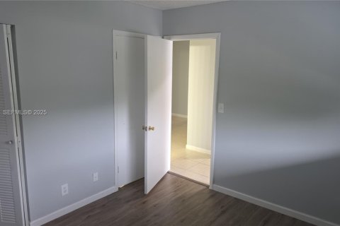 Снять в аренду кондоминиум в Маргит, Флорида 2 спальни, 2253.34м2, № 1988122 - фото 5