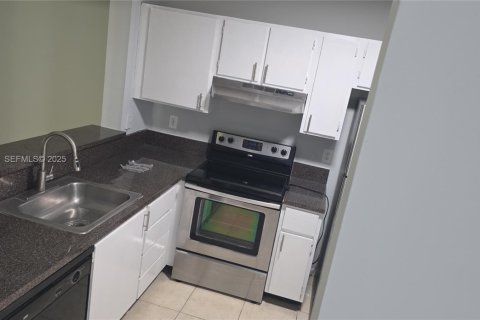 Снять в аренду кондоминиум в Маргит, Флорида 2 спальни, 2253.34м2, № 1988122 - фото 2