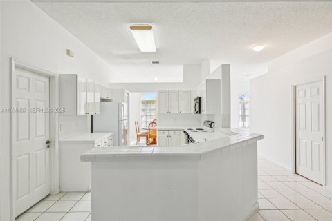 Villa ou maison à vendre à Pembroke Pines, Floride: 3 chambres, 200.11 m2 № 1994768 - photo 19