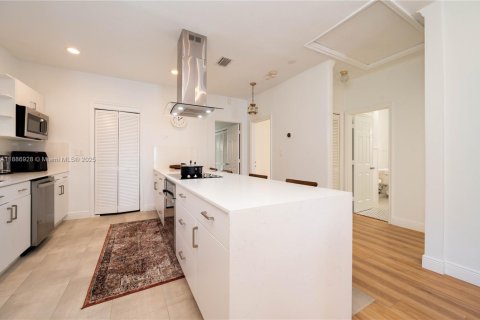 Villa ou maison à louer à Miami, Floride: 3 chambres, 176.24 m2 № 2169636 - photo 2