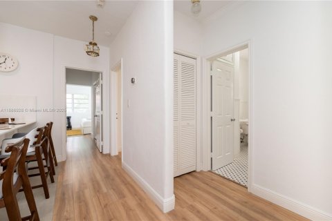 Villa ou maison à louer à Miami, Floride: 3 chambres, 176.24 m2 № 2169636 - photo 9