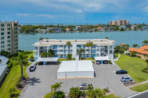 Condo in Clearwater, Florida, 2 bedrooms № 2369536 - photo 3