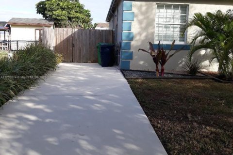 House in Homestead, Florida 4 bedrooms, 158.12 sq.m. № 1764059 - photo 4