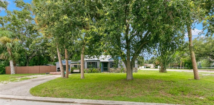 House in Saint Petersburg, Florida 2 bedrooms, 149.39 sq.m. № 1827058