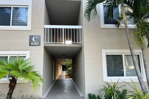 Copropriété à louer à Miami, Floride: 1 chambre, 66.15 m2 № 2025749 - photo 3