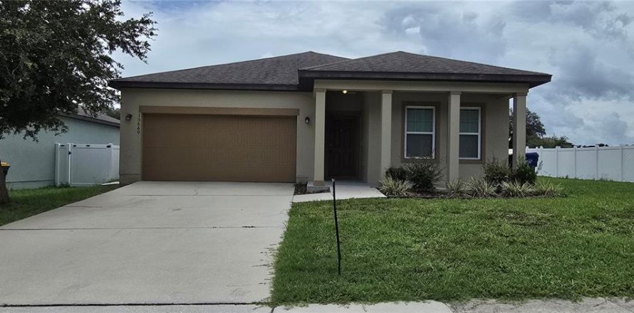 House in Mascotte, Florida 3 bedrooms, 152.45 sq.m. № 2216398