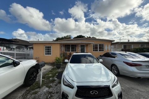 Villa ou maison à vendre à Hialeah, Floride: 4 chambres, 210.52 m2 № 1944762 - photo 1