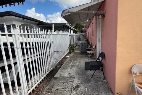 Villa ou maison à vendre à Hialeah, Floride: 4 chambres, 210.52 m2 № 1944762 - photo 2