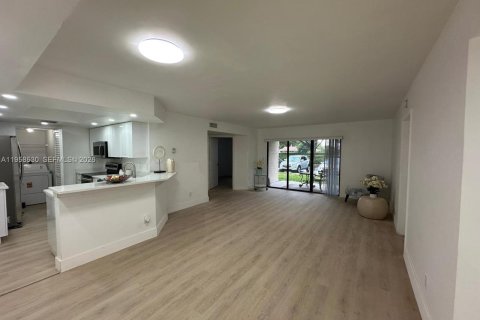 Condo in Coral Springs, Florida, 3 bedrooms № 2020822 - photo 2