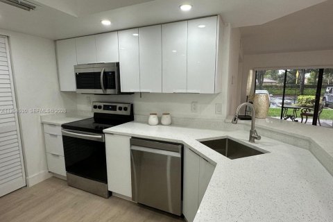 Condo in Coral Springs, Florida, 3 bedrooms № 2020822 - photo 13