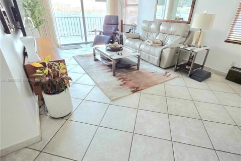 Condo in North Miami Beach, Florida, 2 bedrooms  № 2028224 - photo 3