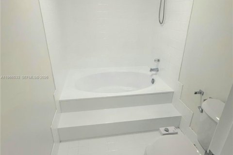 Condo in North Miami Beach, Florida, 2 bedrooms  № 2028224 - photo 11