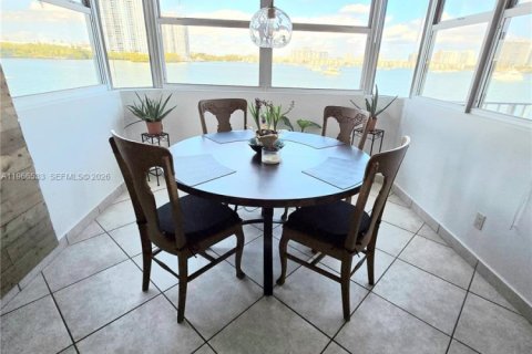 Condo in North Miami Beach, Florida, 2 bedrooms  № 2028224 - photo 7
