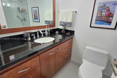 Condo in North Miami Beach, Florida, 2 bedrooms  № 2028224 - photo 12