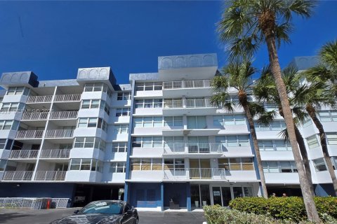 Condo in North Miami Beach, Florida, 2 bedrooms  № 2028224 - photo 29