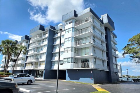 Condo in North Miami Beach, Florida, 2 bedrooms  № 2028224 - photo 30