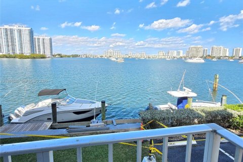 Condo in North Miami Beach, Florida, 2 bedrooms  № 2028224