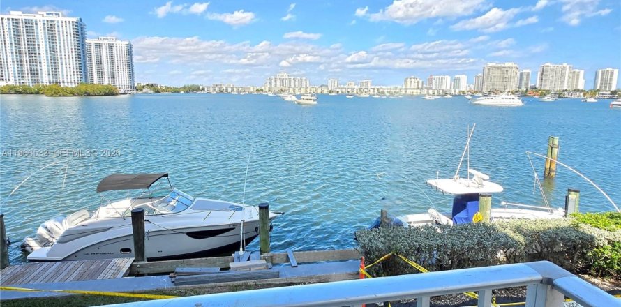 Condo in North Miami Beach, Florida, 2 bedrooms  № 2028224