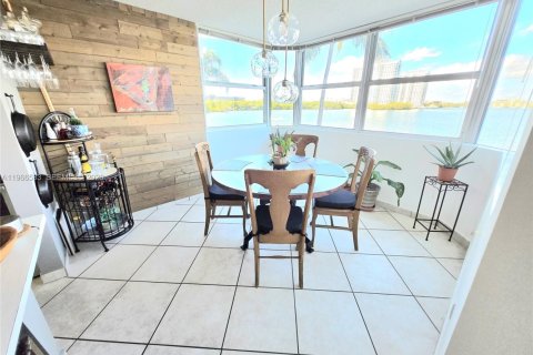 Condo in North Miami Beach, Florida, 2 bedrooms  № 2028224 - photo 6